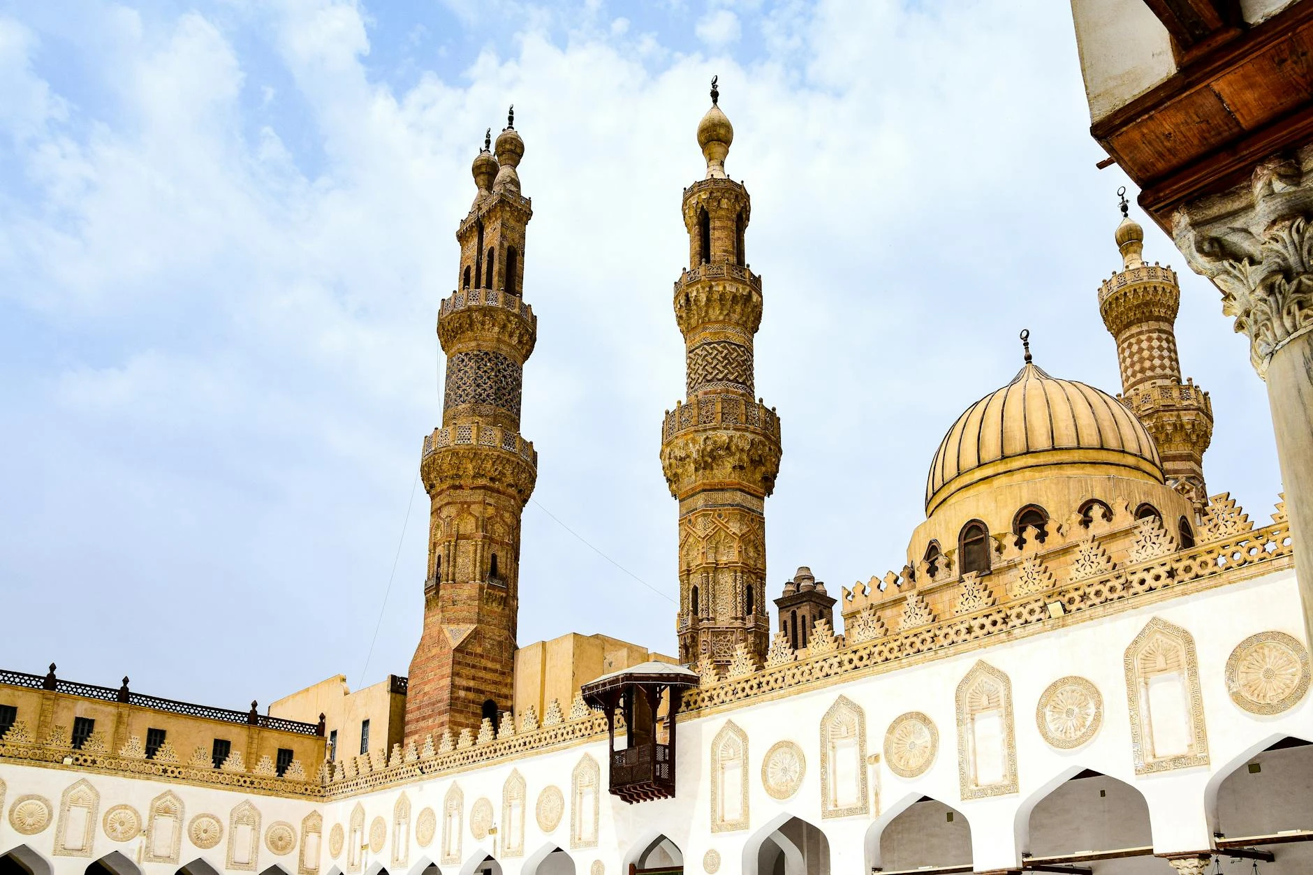 Al Azhar Mosque: History, Architecture, and Its Role in Islamic Culture [2025 Guide]