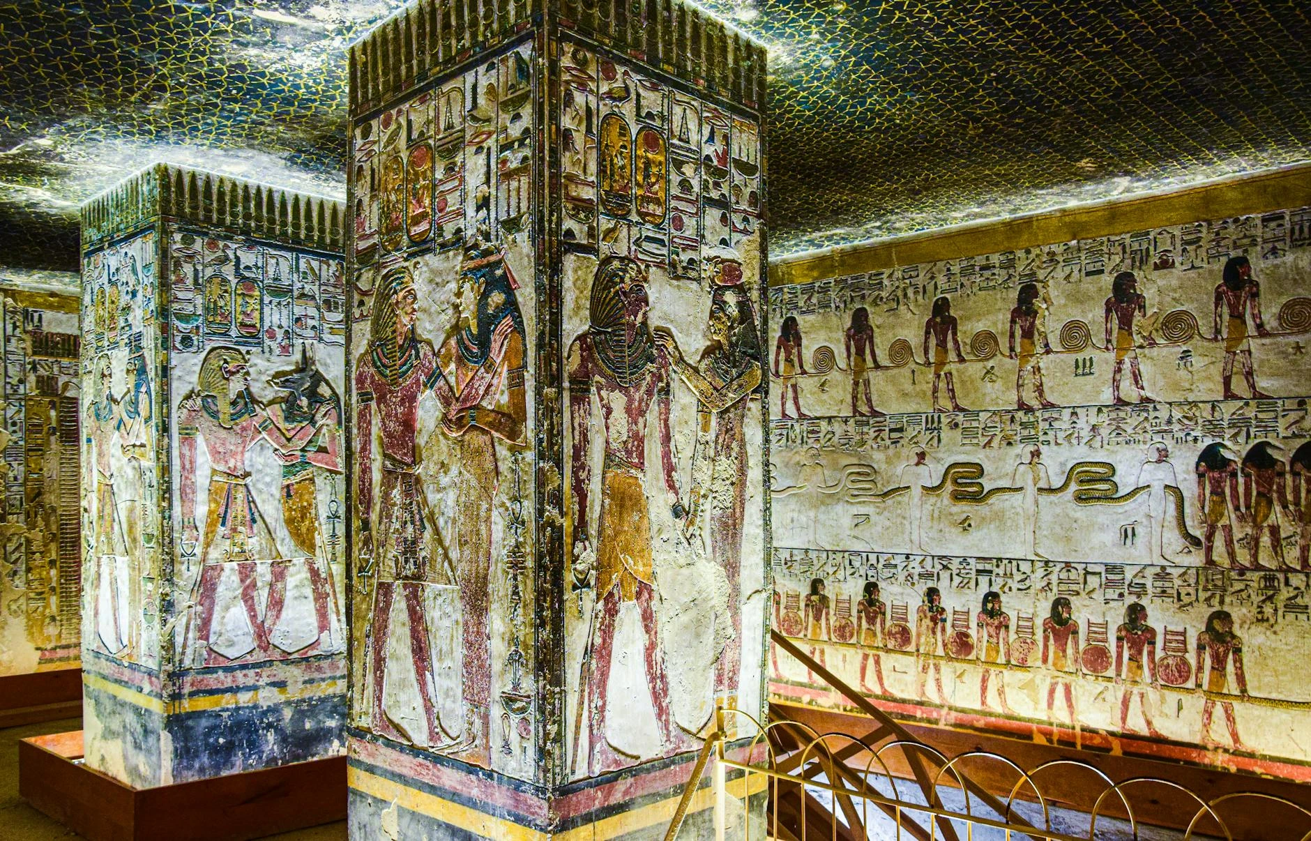 Inside the Great Pyramid of Giza: Real Photos Reveal Its Hidden Chambers and Design