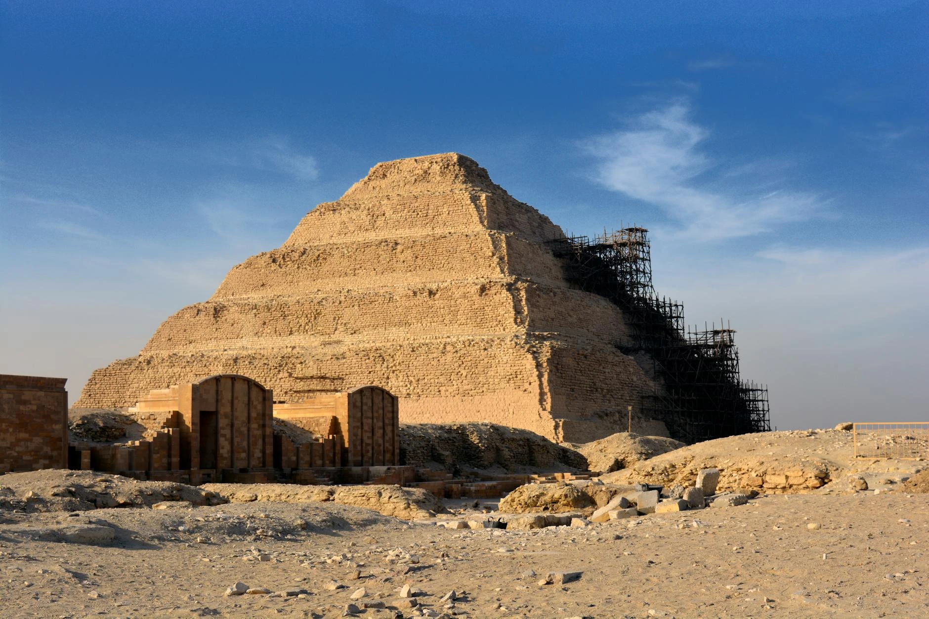 Saqqara, Egypt: A Complete Guide to History, Architecture, and Recent Discoveries