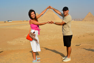 A wonderful picture of a couple in front of the pyramids in Giza