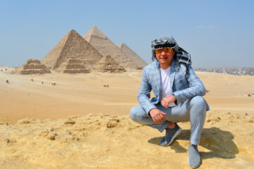 A wonderful picture of a visitor in front of the pyramids