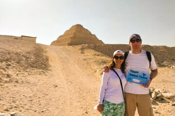 Wonderful pictures of the couple in front of the pyramid of Saqqara